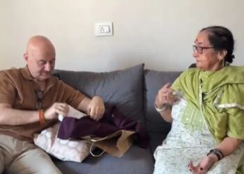 18 दिन बाद अनुपम खेर ने किया दीवाली सरप्राइज शेयर, मां के प्यार और हंसी-मजाक ने जीता फैंस का दिल