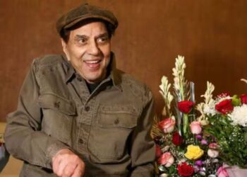 धर्मेंद्र को अस्पताल से मिली छुट्टी, बॉबी देओल एंबुलेंस से पिता को घर लेकर पहुंचे