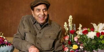 धर्मेंद्र को अस्पताल से मिली छुट्टी, बॉबी देओल एंबुलेंस से पिता को घर लेकर पहुंचे