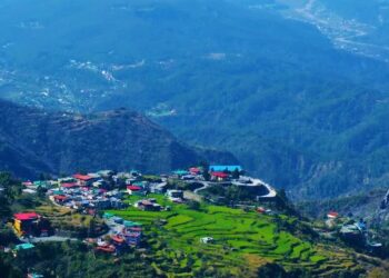 वीकेंड में पहाड़ बुला रहे हैं! बजट में ऐसे करें उत्तराखंड की खूबसूरत जगहों की सैर