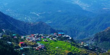 वीकेंड में पहाड़ बुला रहे हैं! बजट में ऐसे करें उत्तराखंड की खूबसूरत जगहों की सैर