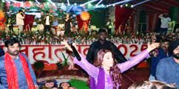 जानें अक्षरा सिंह ने ऐसा किया, जिसे देख पब्लिक ने काटी गदर, हाथापाई के साथ ही कुर्सियों को कर दिया चकनाचूर