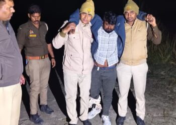 बलिया : फरार गौ-तस्कर एनकाउंटर में घायल मुठभेड़ में गोली खाकर गिरा, पुलिस ने किया काबू