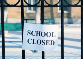 Schools Closed: नोएडा–ग्रेटर नोएडा में स्कूलों के लिए नया आदेश खतरनाक हवा के कारण ऑनलाइन होंगी सभी कक्षाएं