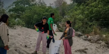 हिमालय की यात्रा में रूसी महिला का कूड़ा साफ करने का अनूठा प्रयास जाने पूरी डिटेल