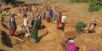 VB-G RAM G: मनरेगा की जगह नई योजना लाने की तैयारी संसद में नया बिल पेश, क्या ज्यादा दिनों के काम की मिलेगी गारंटी