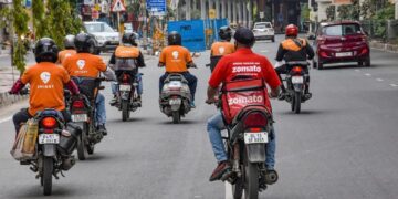 गिग वर्कर्स हड़ताल से घबराए Swiggy-Zomato: पीक आवर्स में इंसेंटिव बढ़ाकर ₹120-150/ऑर्डर, न्यू ईयर पर ₹10,000 तक कमाई का लालच