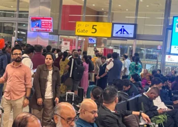 IndiGo में बड़ा परिचालन संकट: नई FDTL नियमों से क्रू कमी, कई उड़ानें रद्द