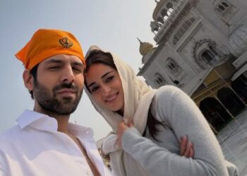 ‘तू मेरी मैं तेरा’ की रिलीज पर कार्तिक-अनन्या पहुंचे गुरुद्वारा बंगला साहिब, सादगी देख फैंस हुए इमोशनल