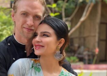 टीवी एक्ट्रेस आशका गोराडिया दोबारा प्रेग्नेंट, शादी की सालगिरह पर परिवार संग किया ‘Another Beach Baby’ का ऐलान