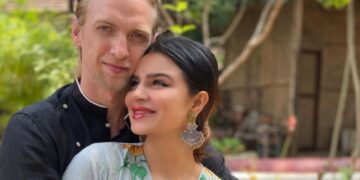 टीवी एक्ट्रेस आशका गोराडिया दोबारा प्रेग्नेंट, शादी की सालगिरह पर परिवार संग किया ‘Another Beach Baby’ का ऐलान