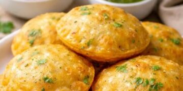 मसालेदार आलू और क्रिस्पी पूरी का जादू घर पर, मिनटों में तैयार, बच्चों और बड़ों के लिए बने नाश्ते का सुपरहिट विकल्प!