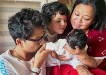 भारती और हर्ष की काजू संग क्यूट फैमिली फोटो ने फैंस का दिल जीता, वायरल होते ही सोशल मीडिया पर छा गई खुशी की लहर!