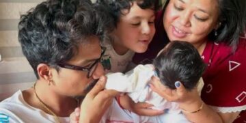 भारती और हर्ष की काजू संग क्यूट फैमिली फोटो ने फैंस का दिल जीता, वायरल होते ही सोशल मीडिया पर छा गई खुशी की लहर!