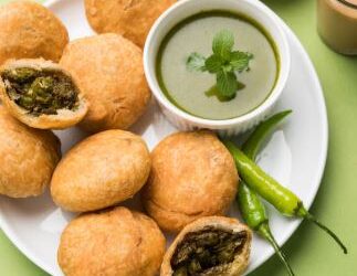 सर्दियों में गरमागरम मटर कचौड़ी का आनंद लें, घर पर ही मार्केट जैसी कुरकुरी और मसालेदार डिश तैयार करें