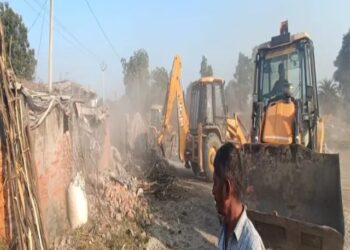 गरजा बुलडोजर, दनकौर में खाली कराई 500 करोड़ की जमीन