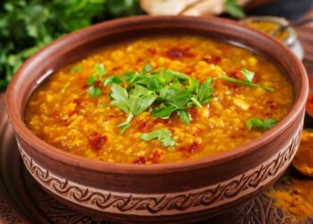 ढाबा-स्टाइल तड़का दाल की आसान रेसिपी, उंगलियां चाटने जैसा स्वाद पाने के लिए बस सही तड़के और मसालों की जरूरत