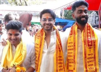 Big Boss 19 ट्रॉफी लेकर गौरव खन्ना पहुंचे सिद्धिविनायक मंदिर, मृदुल-प्रणित संग दिखा जबरदस्त उत्साह