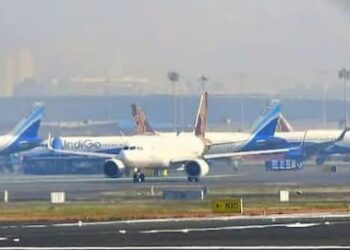 Indigo Crisis 2025: इंडिगो एयरलाइंस का संकट गहराया, उड़ानें ठप, किसने DGCA को कोर्ट में घसीटा