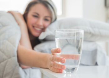 सर्दियों में गर्म पानी पीने के सिर्फ फायदे ही या नुकसान भी जानते हैं आप ?