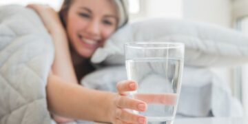 सर्दियों में गर्म पानी पीने के सिर्फ फायदे ही या नुकसान भी जानते हैं आप ?