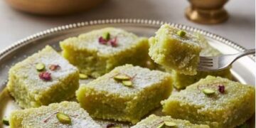 बाजार की मिठाइयों को भूल जाएंगे आप, एक बार बना ली लौकी की बर्फी, स्वाद और सेहत का मिलेगा डबल फायदा