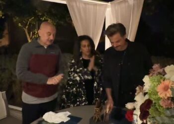 अनिल कपूर का बर्थडे सेलिब्रेशन हुआ वायरल, परिवार और दोस्त के साथ केक काटते दिखे, अनुपम खेर ने पोस्ट की मजेदार झलक