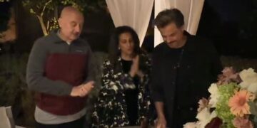 अनिल कपूर का बर्थडे सेलिब्रेशन हुआ वायरल, परिवार और दोस्त के साथ केक काटते दिखे, अनुपम खेर ने पोस्ट की मजेदार झलक