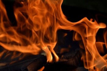 दिल्ली के शाम नाथ मार्ग पर चलती बस में आग, सभी यात्री सुरक्षित बाहर निकाले गए