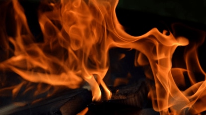 दिल्ली के शाम नाथ मार्ग पर चलती बस में आग, सभी यात्री सुरक्षित बाहर निकाले गए