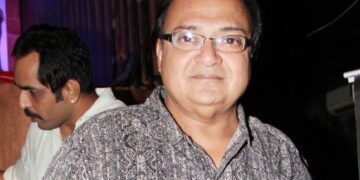 सारा अर्जुन के साथ राकेश बेदी का वायरल वीडियो, चूमने पर विवाद, अभिनेता ने कहा – “यह केवल पिता‑बेटी जैसा स्नेह था