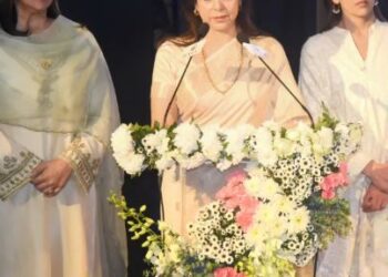 हेमा मालिनी धर्मेंद्र की प्रेयर मीट में भावुक, फूट-फूटकर रोईं और साझा की अपने पति की अनमोल यादें