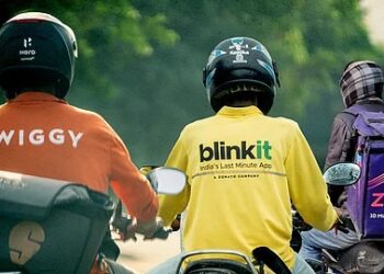 ठंडी रातों में ₹20 के ऑर्डर के लिए जान जोखिम लेते गिग वर्कर्स