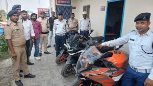 तेज रफ्तार स्टंट ने ली जान: बाइक डिवाइडर से टकराई, फिर ई-रिक्शा से भिड़ी