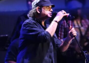 एम्स‑भोपाल कॉन्सर्ट में मोहित चौहान गाते‑गाते स्टेज से गिर पड़े, फैंस हुए हैरान, वीडियो वायरल