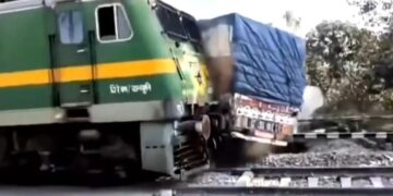 Train Accident: जसीडीह-मधुपुर फाटक पार करते समय हुआ बड़ा ट्रेन हादसा ,सोशल मीडिया पर वीडियो वायरल