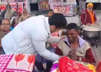 beggar raju distributes blankets winter