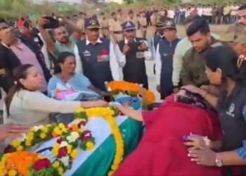 Indian Army Jawan Funeral:  दिल दहलाने देने वाला दृश्य, बेटी ने जन्म लेते ही शहीद पिता को दी अंतिम विदाई