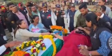 Indian Army Jawan Funeral:  दिल दहलाने देने वाला दृश्य, बेटी ने जन्म लेते ही शहीद पिता को दी अंतिम विदाई