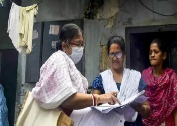 W B Voter List Scam: पश्चिम बंगाल में वोटर लिस्ट फर्जीवाड़े पर चुनाव आयोग सख्त, चार अधिकारियों और एक कर्मचारी पर F I R