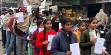 UP Police Bharti: सिपाही भर्ती में किस बात पर भड़के युवा, सोशल मीडिया में सरकार पर उठे सवाल