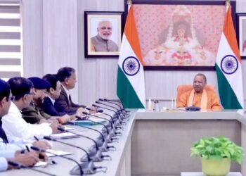 U P News: योगी सरकार का बड़ा एक्शन, अफसरों-कर्मचारियों में मचा हड़कंप, 44,994 कर्मचारियों का वेतन क्यों अटका