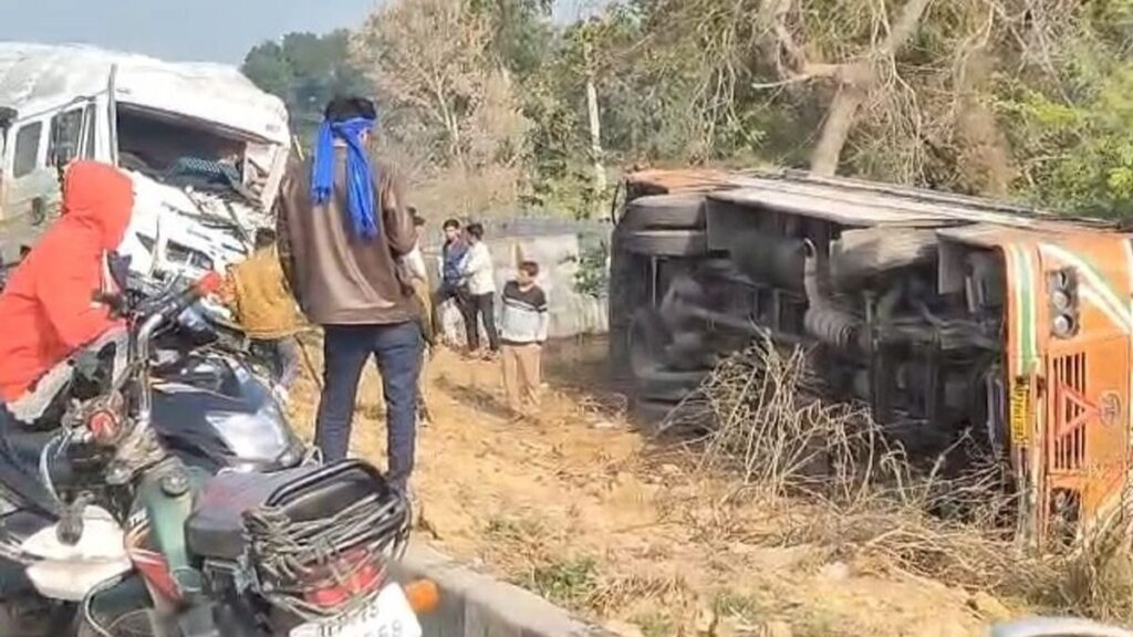 Agra Kanpur highway bus accident