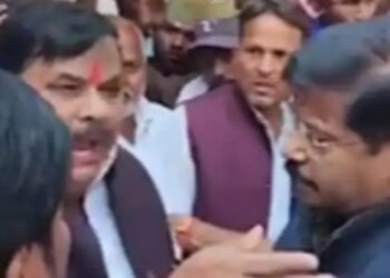 Police BJP MLA Dispute: सीतापुर में थाने के अंदर विधायक ने क्यों दिया धरना, पुलिस पर लगाए किस से बदसलूकी के आरोप