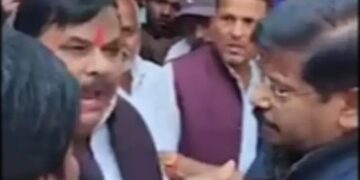 Police BJP MLA Dispute: सीतापुर में थाने के अंदर विधायक ने क्यों दिया धरना, पुलिस पर लगाए किस से बदसलूकी के आरोप