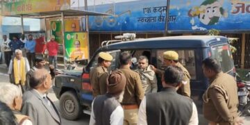 Uproar in public hearing: शिकायत लेकर पहुंचे युवक के साथ जनसुनवाई में पुलिस की बर्बरता, हवालात में बंद करने का आरोप, प्रशासन पर उठे गंभीर सवाल