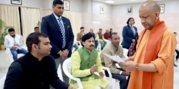 Public Grievance Hearing: मुख्यमंत्री योगी ने लोगों की समस्याएं सुनीं, अधिकारियों को दिए त्वरित समाधान और निवेश बढ़ाने के निर्देश