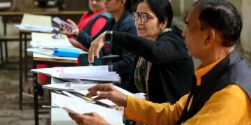 SIR controversy: यूपी में वोटर लिस्ट संशोधन पर सियासत गरमाई, फॉर्म-7 को लेकर आरोप-प्रत्यारोप तेज, चुनाव आयोग ने क्या दी सफाई