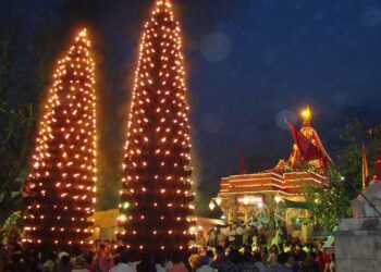 संध्या होते ही जगमगा उठता है उज्जैन का हरसिद्धि मंदिर, नवरात्रि में उमड़ रही भक्तों की आस्था