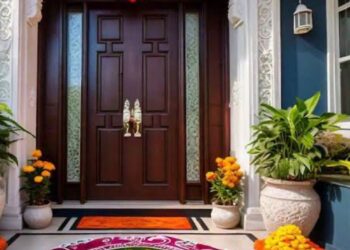 Vastu Tips: घर के मुख्य द्वार पर भूलकर भी न लगाएं ये तस्वीरें, रुक सकती है तरक्की और खुशहाली